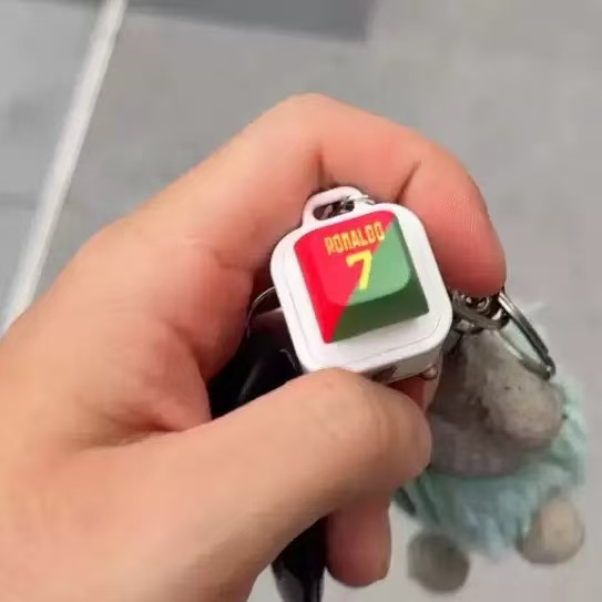 Haaland soccer-themed keychain - Prank Toys 评论和价格